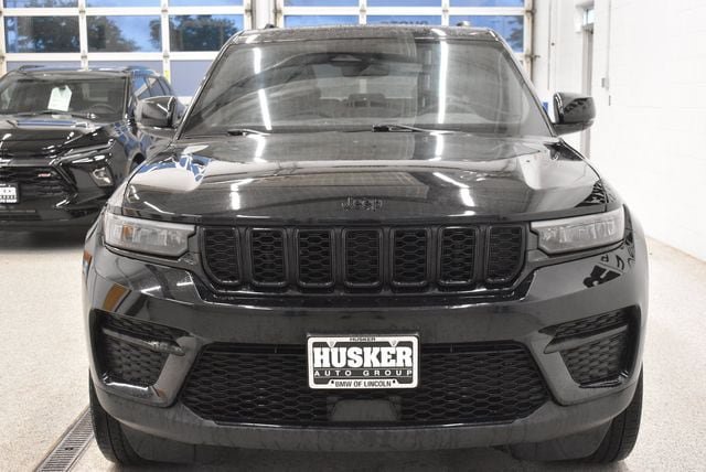 Used 2024 Jeep Grand Cherokee Altitude AWD/4WD image 3