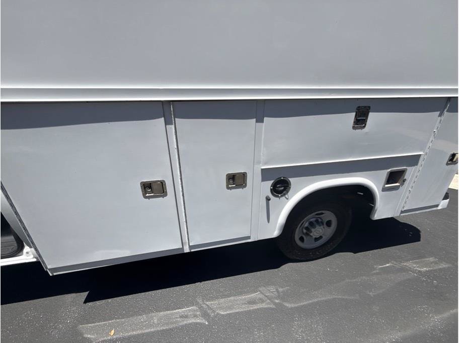 Used 2016 Chevrolet Express 3500 w/ Chrome Appearance Package RWD image 15