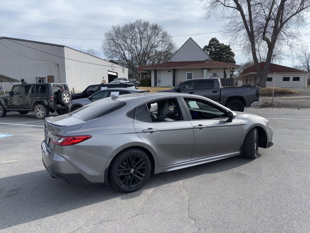 Used 2025 Toyota Camry SE image 5