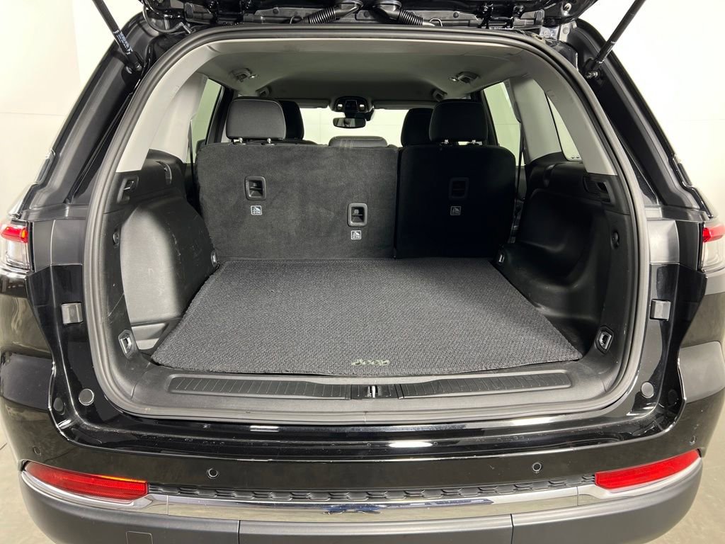 Used 2023 Jeep Grand Cherokee Laredo image 18