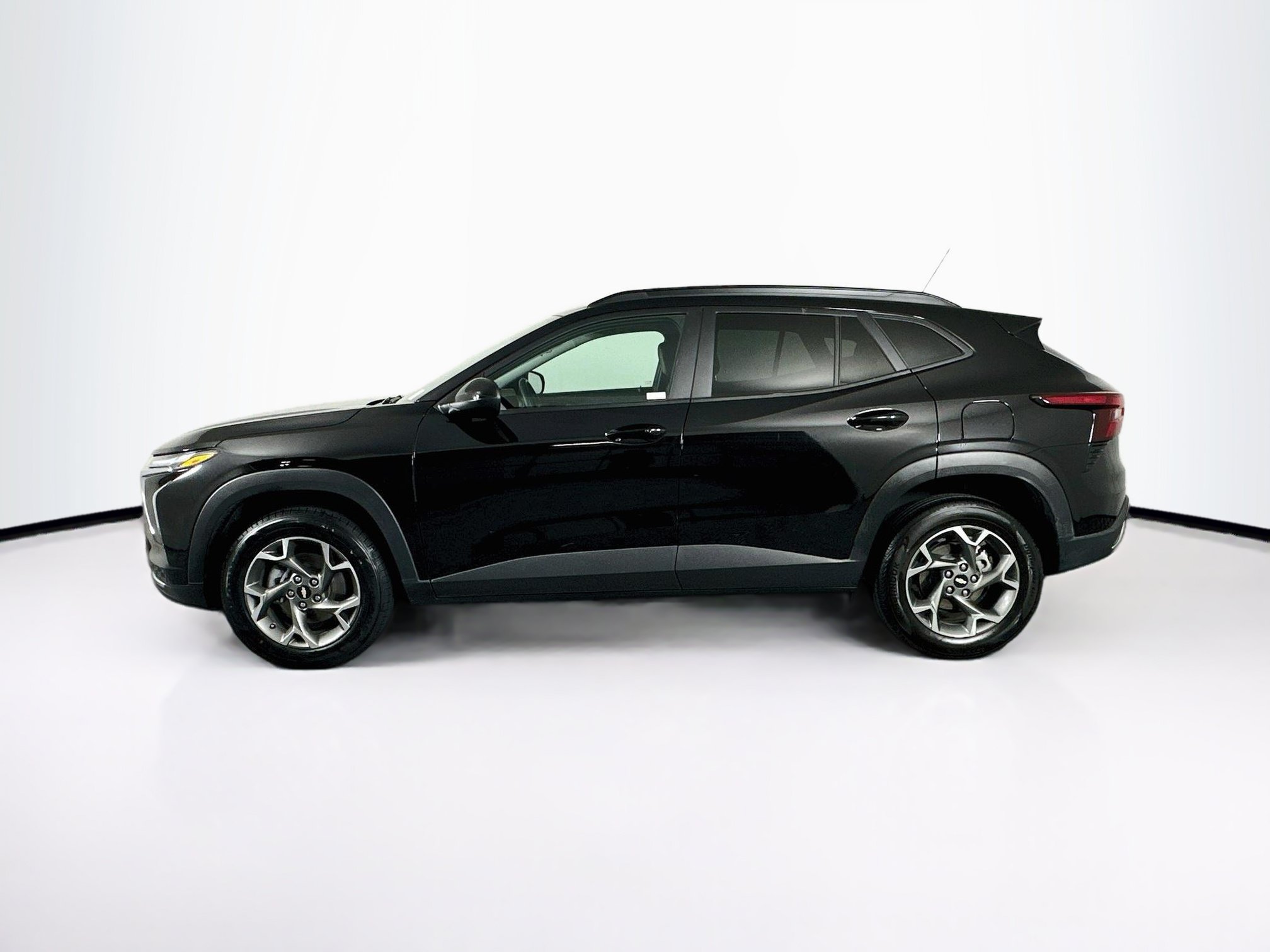 Used 2025 Chevrolet Trax LT w/ LT Convenience Package FWD image 4