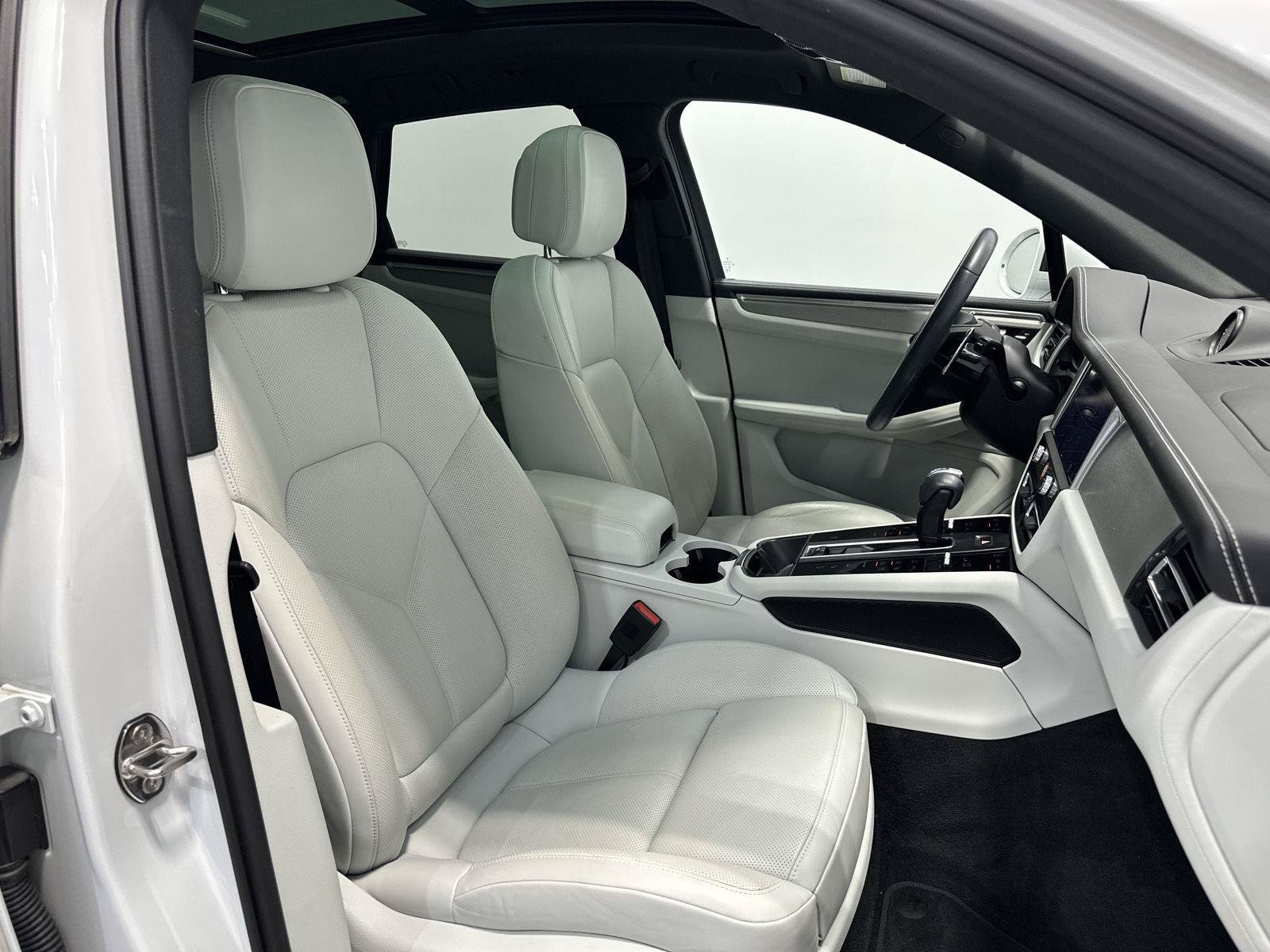 Certified 2023 Porsche Macan AWD/4WD image 44