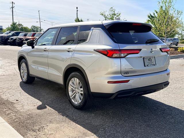 Used 2024 Mitsubishi Outlander ES image 5