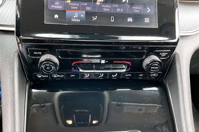 Used 2024 Jeep Grand Cherokee Laredo image 23