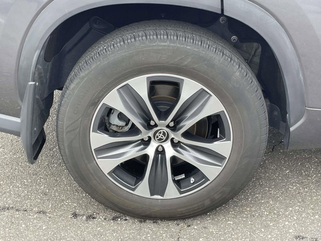 Certified 2022 Toyota Highlander XLE image 9