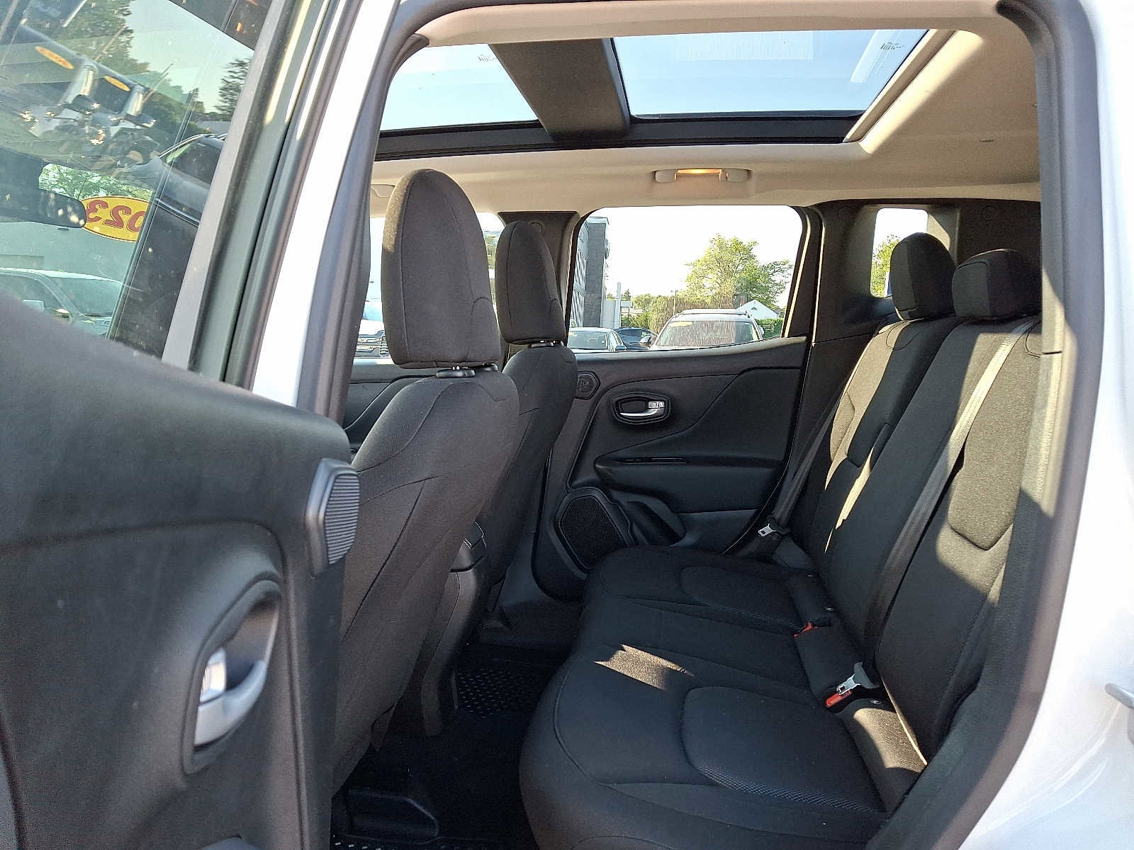 Certified 2023 Jeep Renegade Latitude w/ Sun & Fun Group image 10