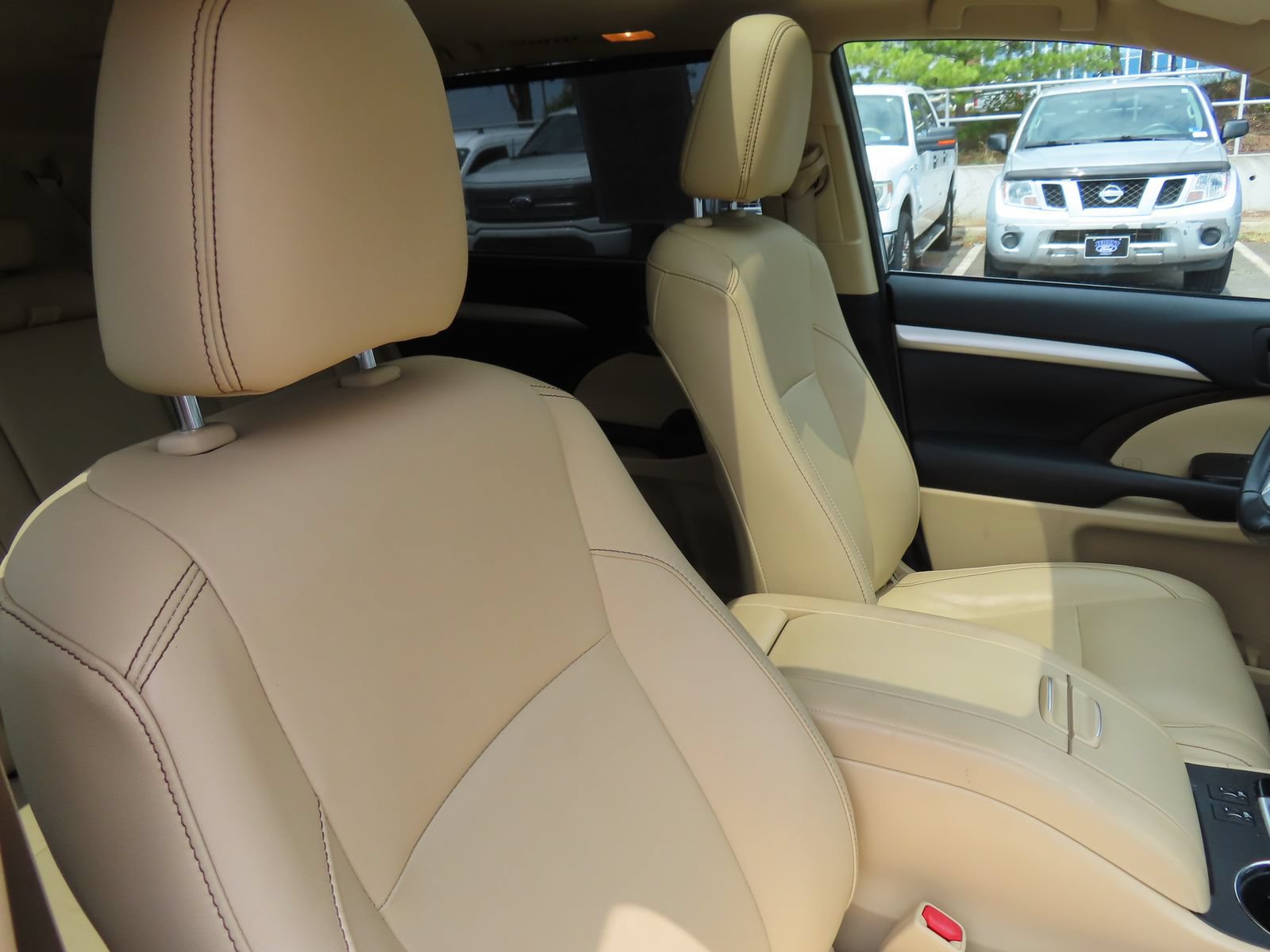 Used 2018 Toyota Highlander XLE w/ Carpet Mat Package (TMS) AWD/4WD image 34