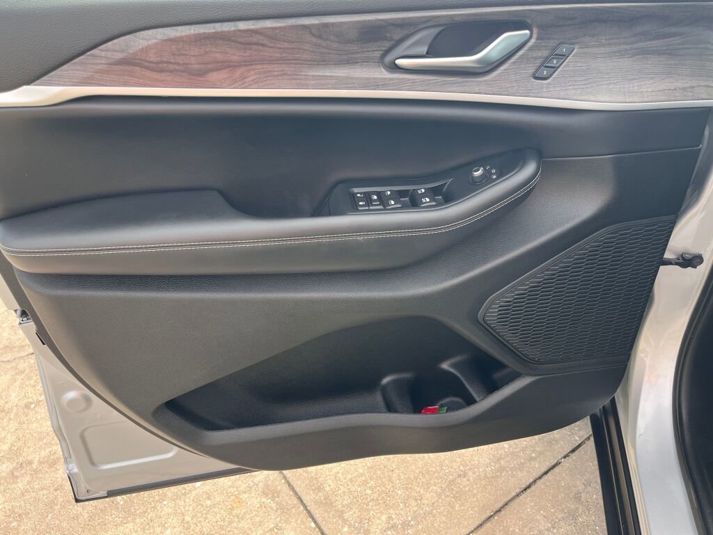 Used 2023 Jeep Grand Cherokee Limited image 11