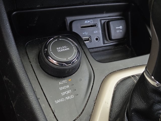 Used 2015 Jeep Cherokee Limited AWD/4WD image 9