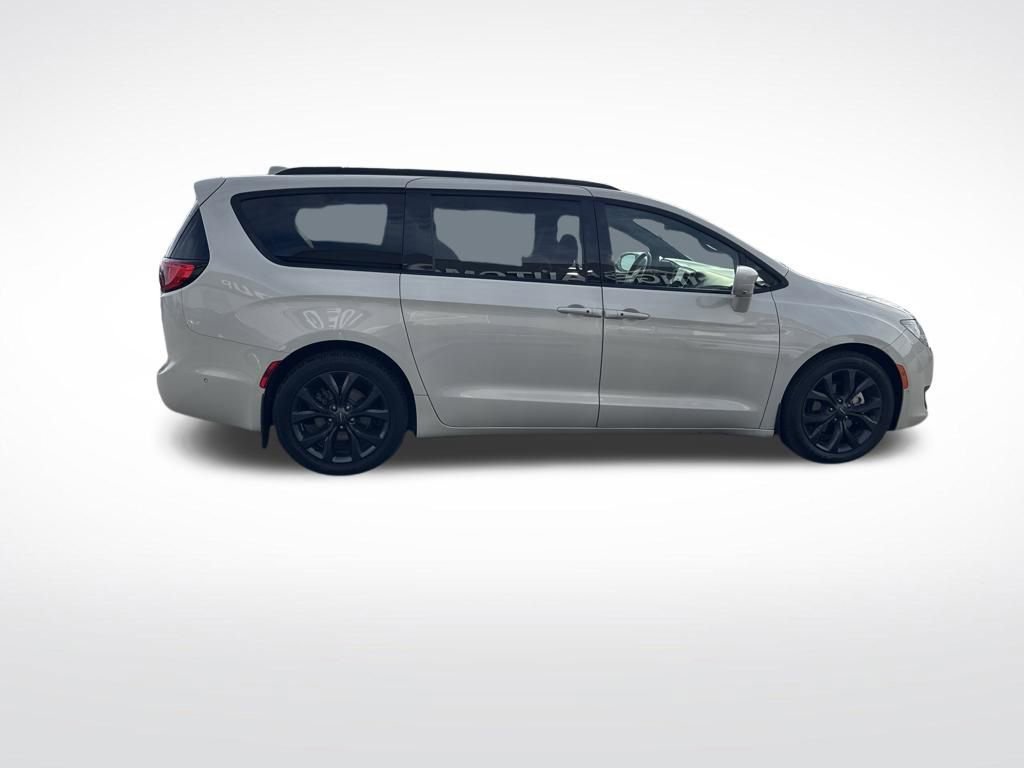 Used 2020 Chrysler Pacifica Touring-L Plus FWD image 6