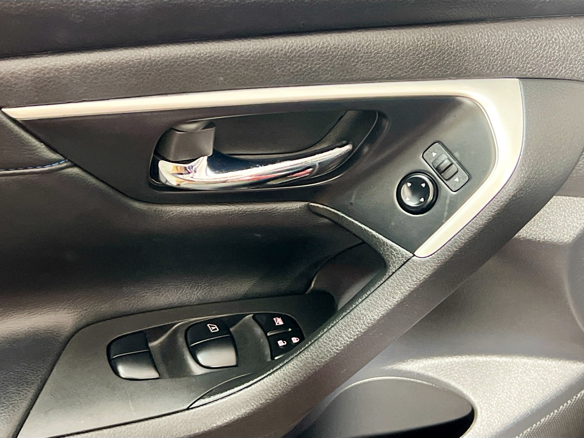 Used 2018 Nissan Altima 2.5 SR FWD image 16