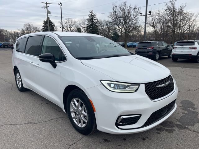 Used 2024 Chrysler Pacifica Touring-L image 10