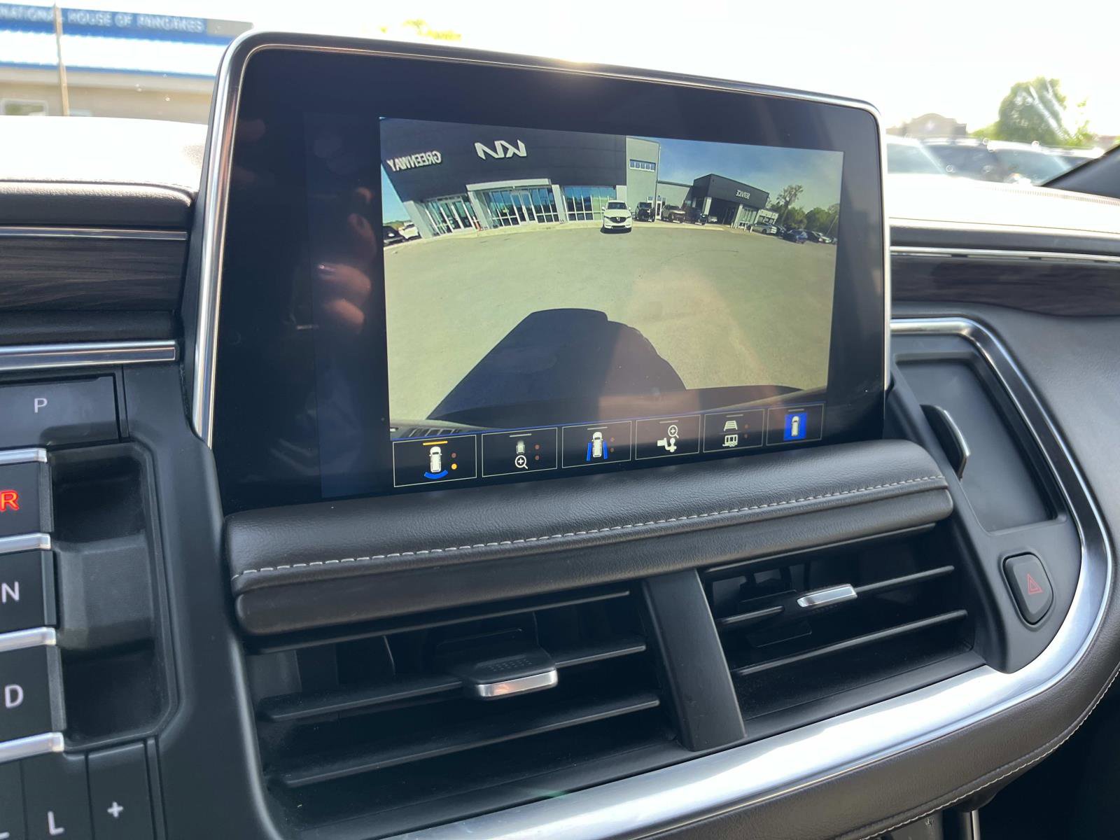 Used 2022 Chevrolet Tahoe LT w/ Luxury Package AWD/4WD image 40