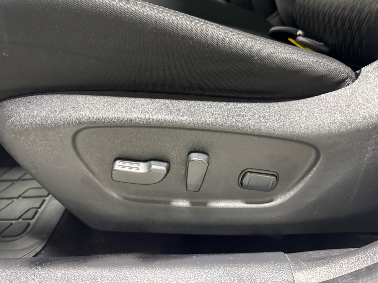 Used 2017 Nissan Rogue SV image 17