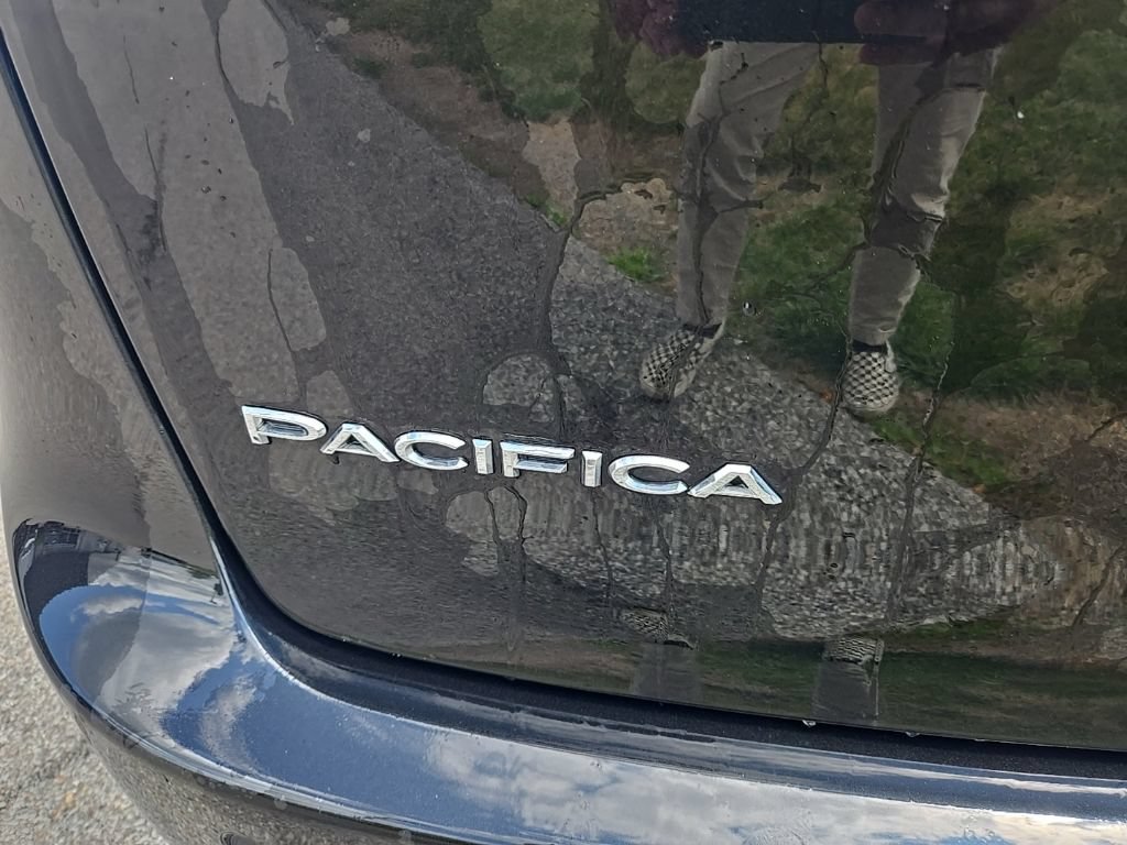 Used 2023 Chrysler Pacifica Touring-L FWD image 4