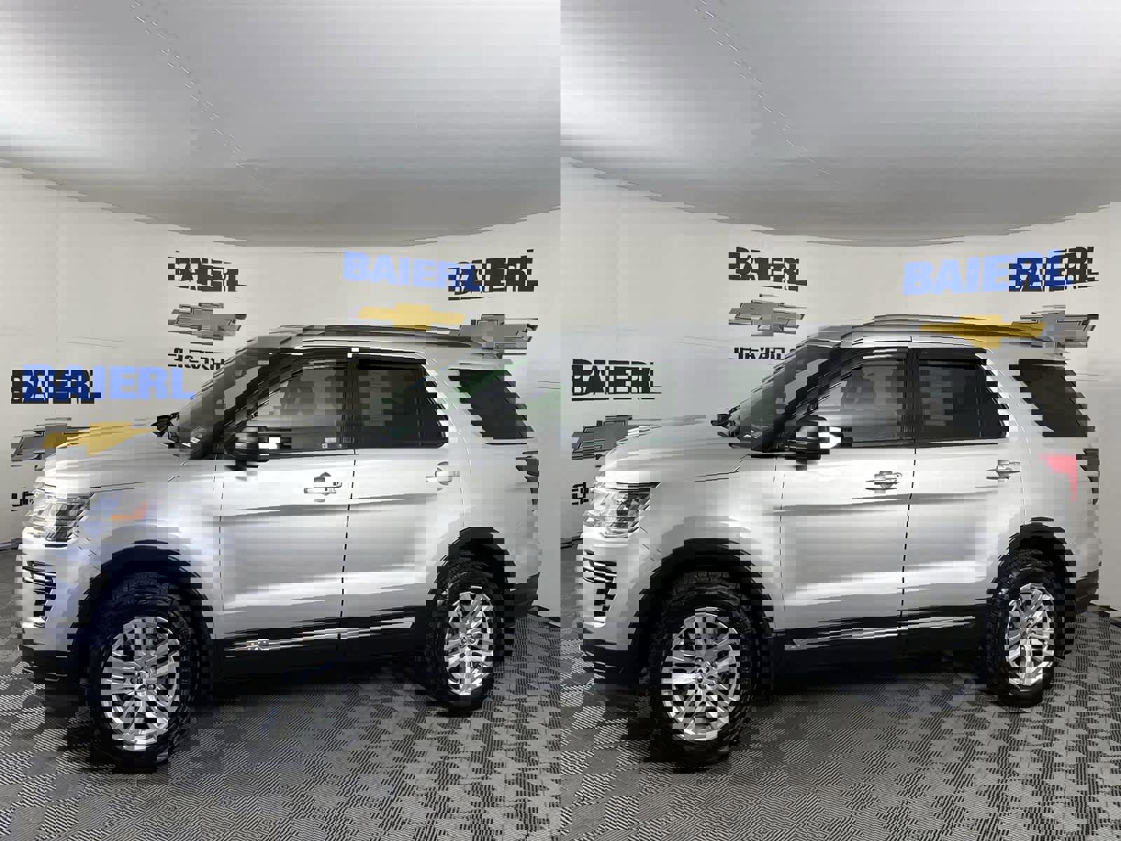 Used 2018 Ford Explorer XLT image 2