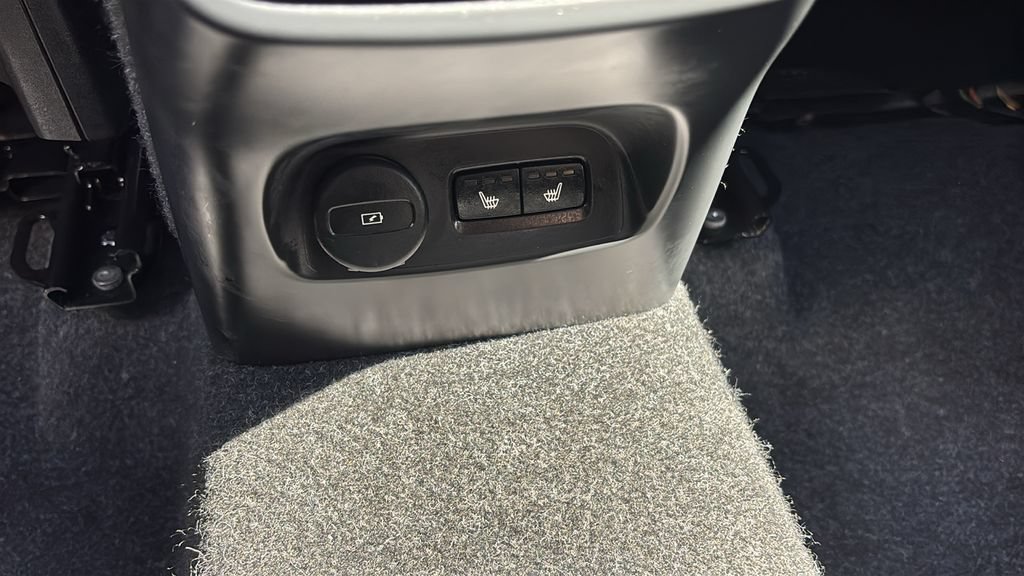 Certified 2026 Volvo XC40 B5 Plus AWD/4WD image 9