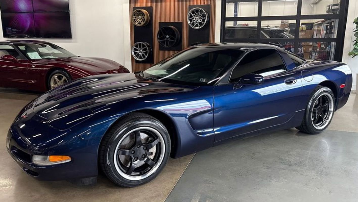 Used 2000 Chevrolet Corvette Coupe w/ Roof Pkg