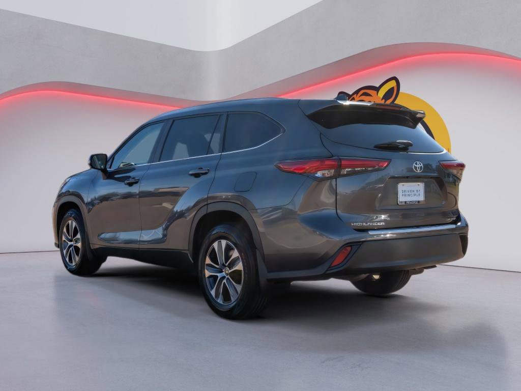 Used 2023 Toyota Highlander XLE image 7