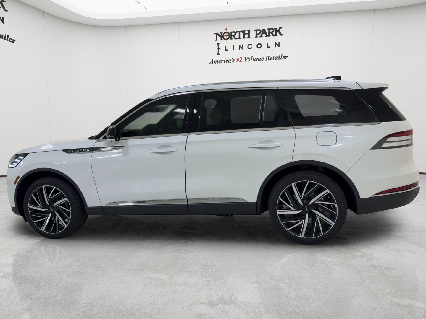 Used 2025 Lincoln Aviator Reserve w/ Equipment Group 201A AWD/4WD image 7
