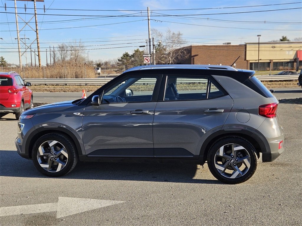 Used 2023 Hyundai Venue Limited image 2
