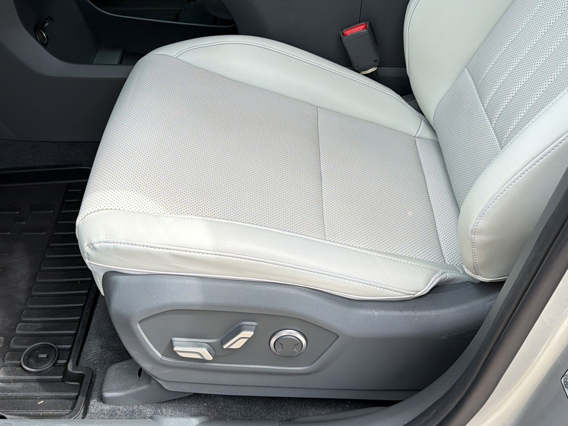 Certified 2025 Hyundai Santa Fe SEL image 14