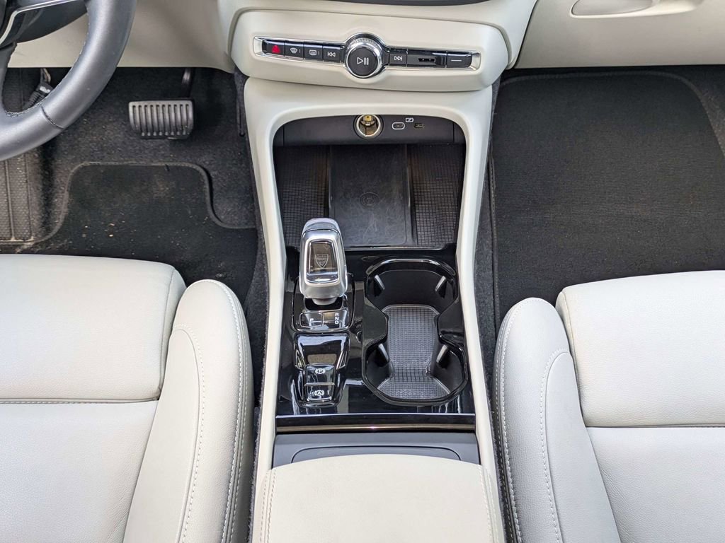 Certified 2026 Volvo XC40 B5 Plus AWD/4WD image 19