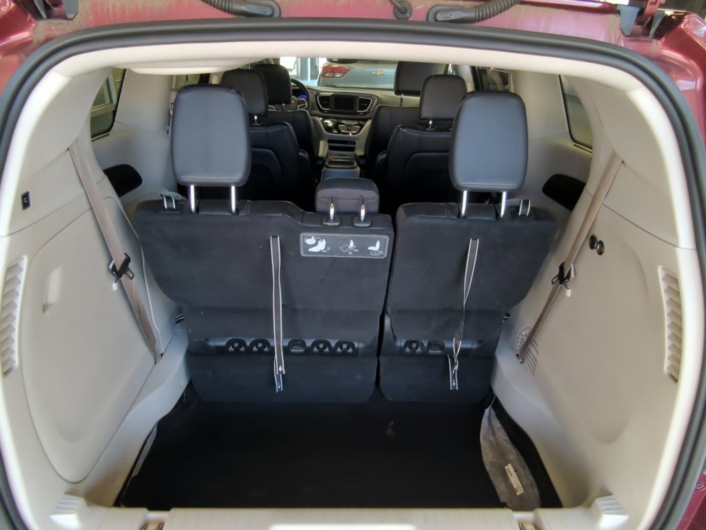 Used 2020 Chrysler Pacifica Touring-L FWD image 33