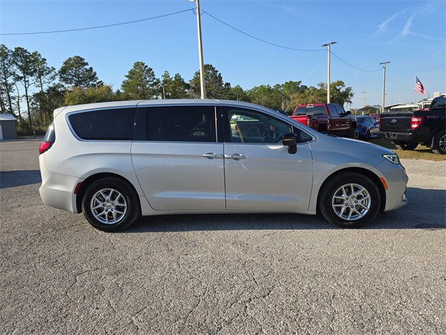 Certified 2024 Chrysler Pacifica Touring-L image 6