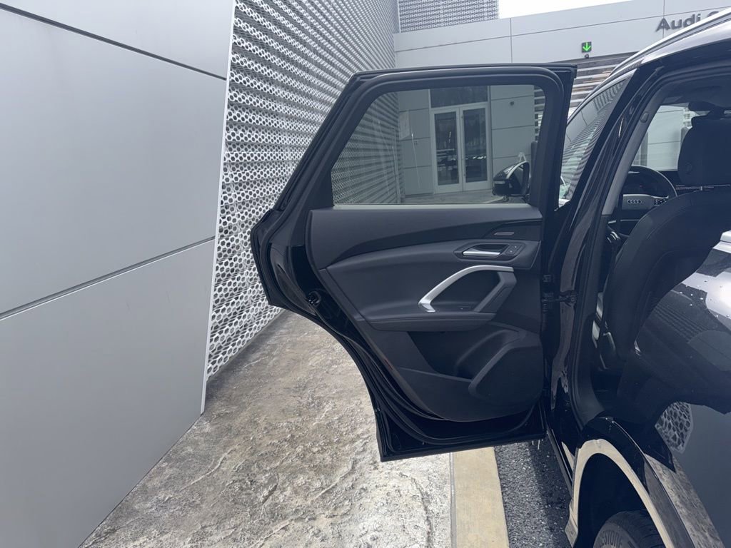 Certified 2025 Audi Q5 2.0T Premium Plus w/ Premium Plus image 19