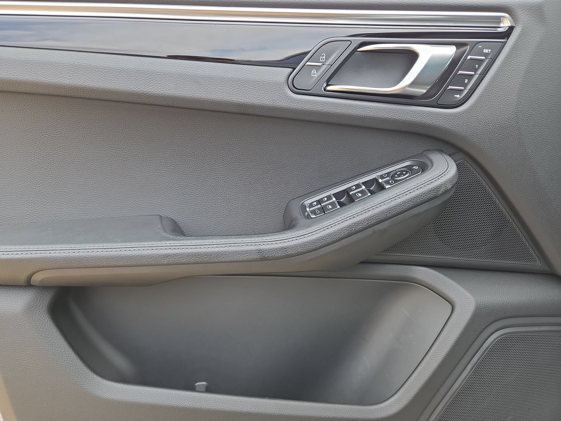 Used 2025 Porsche Macan AWD/4WD image 15