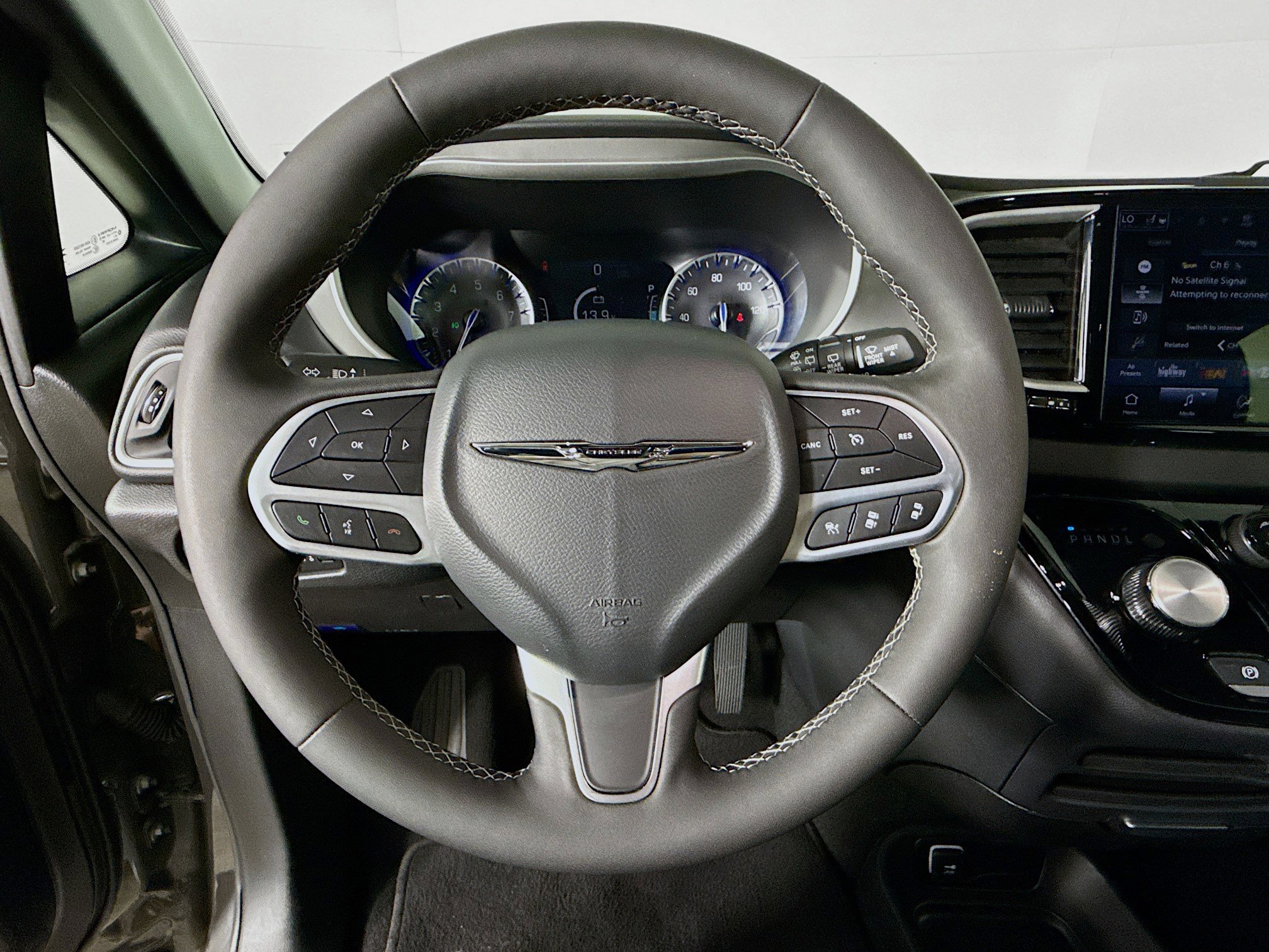 Used 2025 Chrysler Pacifica Select image 11