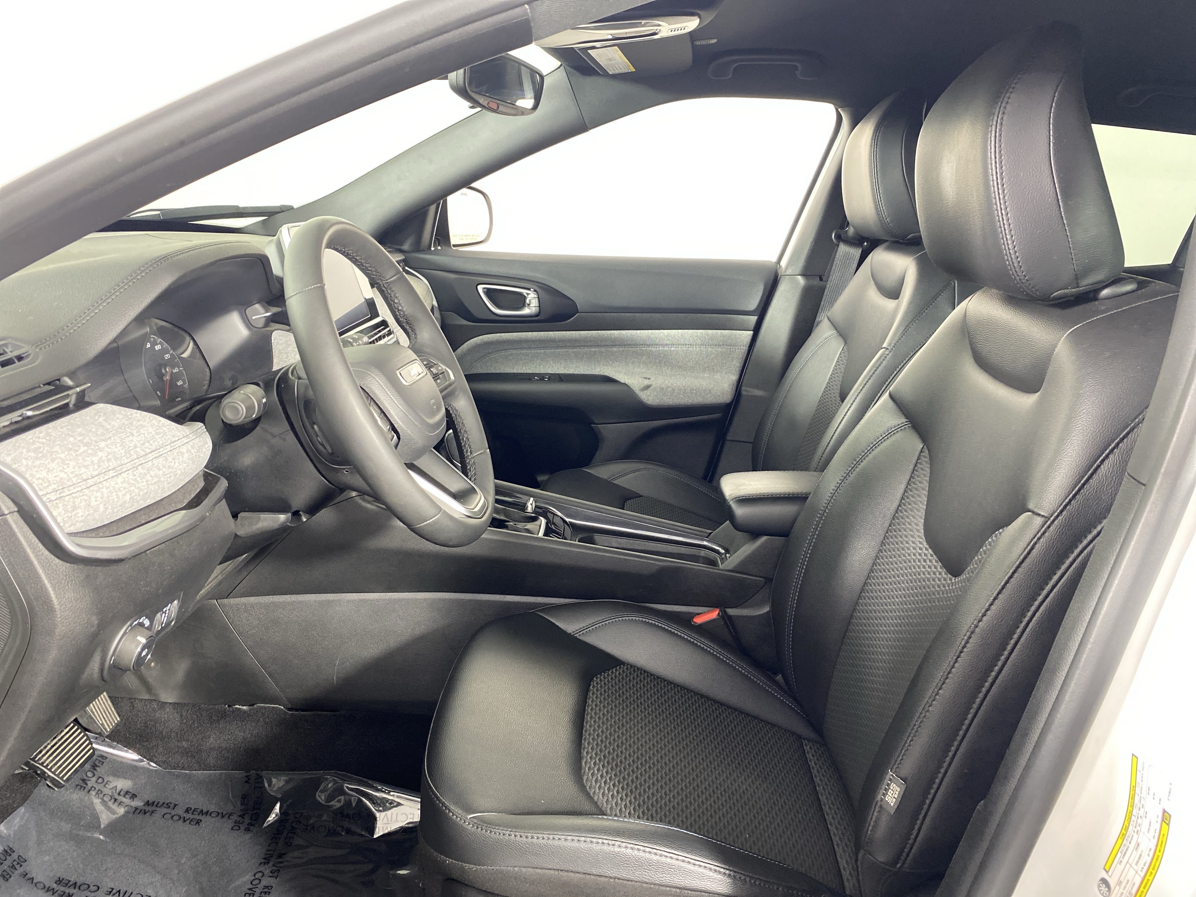 Used 2025 Jeep Compass Latitude AWD/4WD image 15