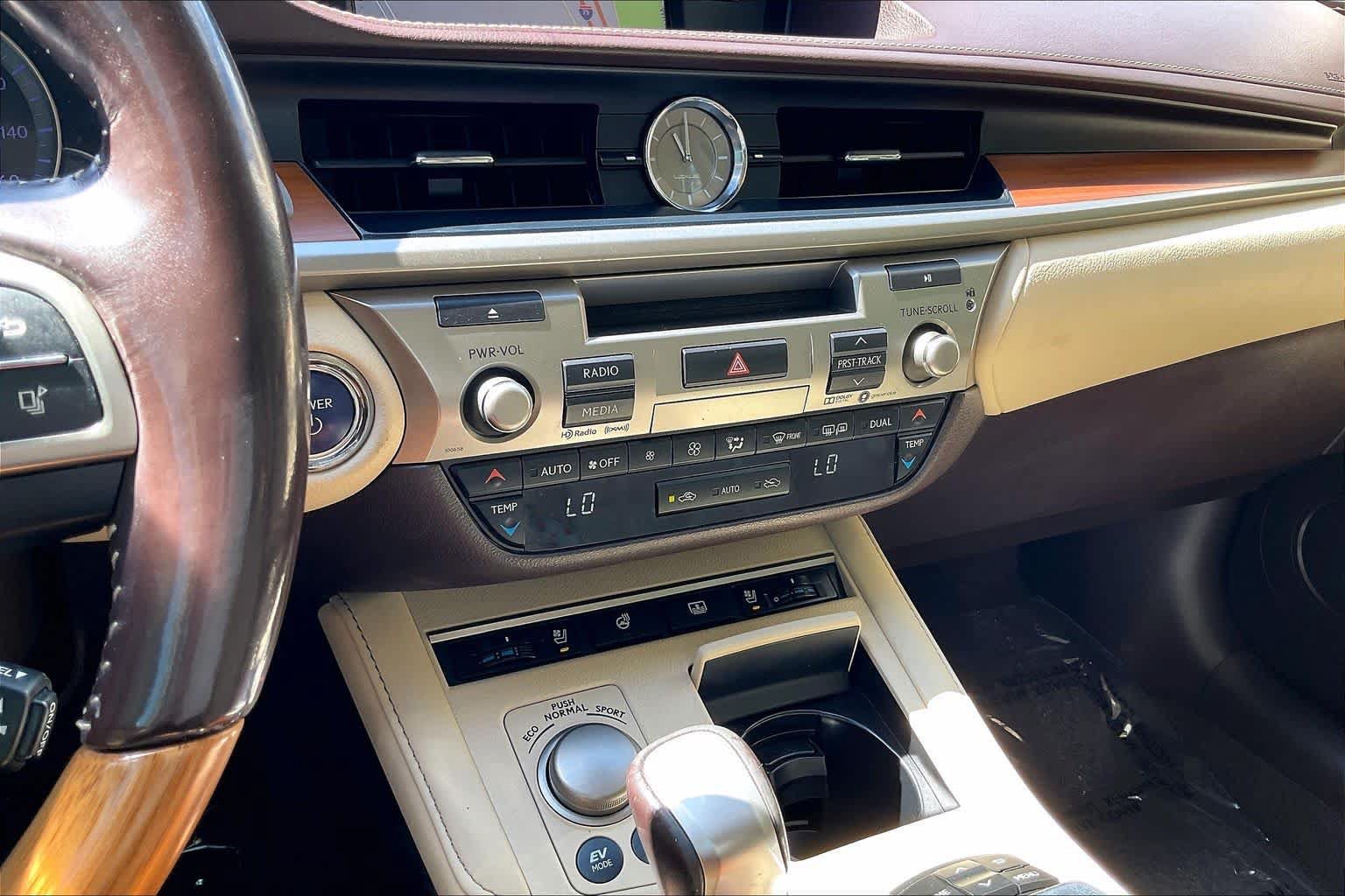 Used 2017 Lexus ES 300h w/ Luxury Package FWD image 31