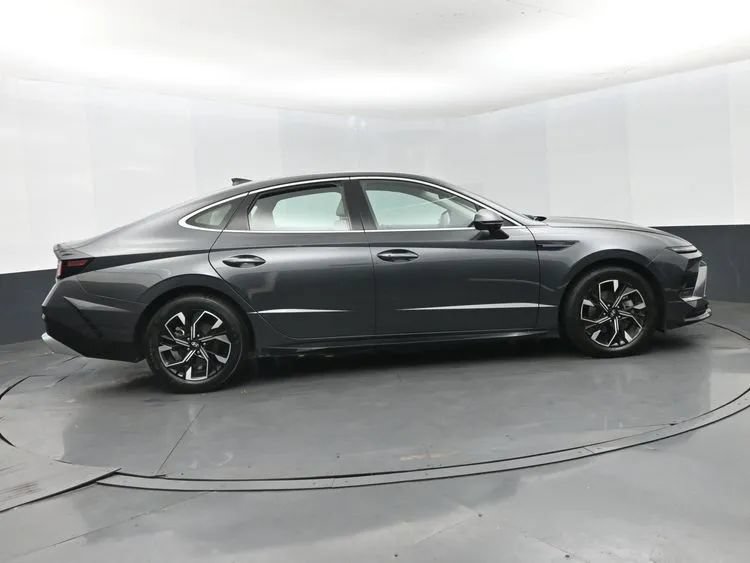 Used 2025 Hyundai Sonata SEL FWD image 4