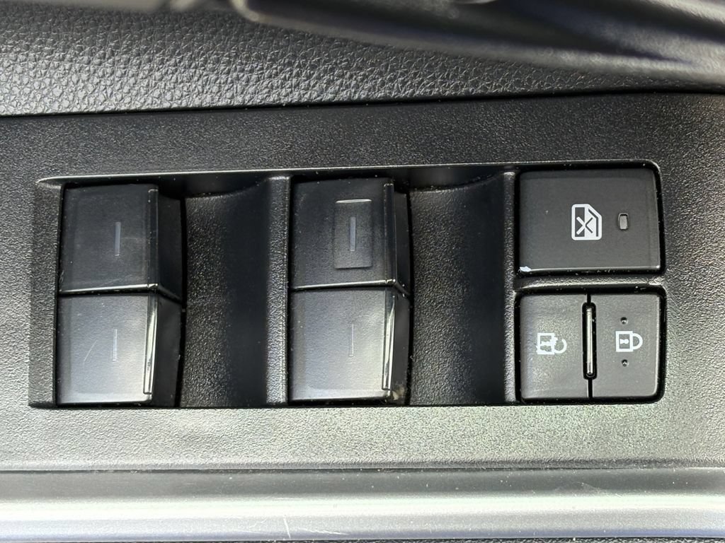Used 2023 Toyota Highlander LE FWD image 19