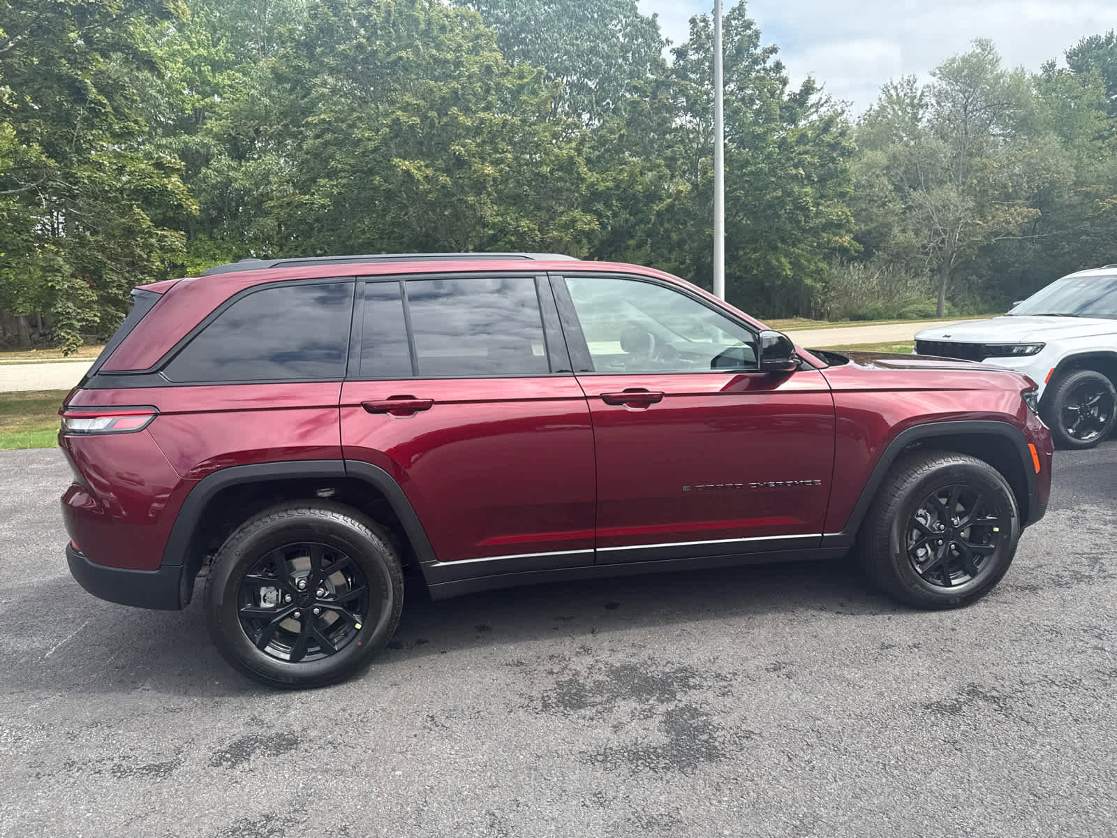 New 2025 Jeep Grand Cherokee Laredo image 8