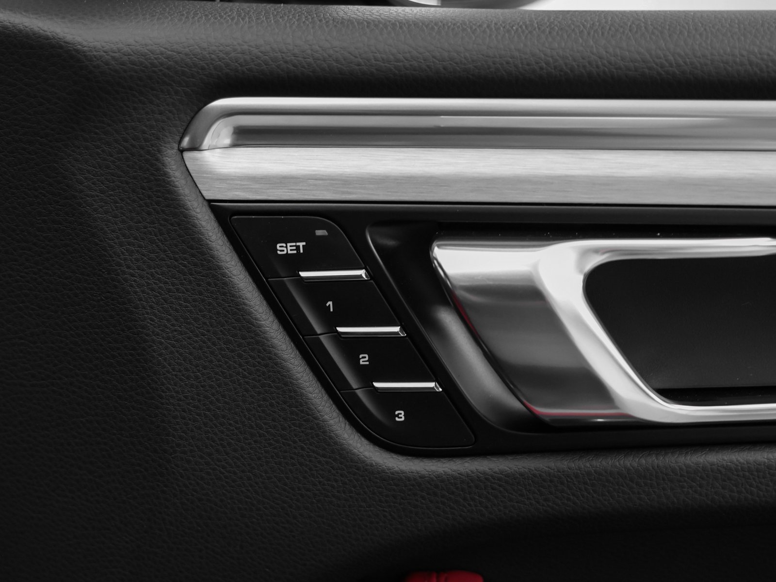 Used 2025 Porsche Macan image 19