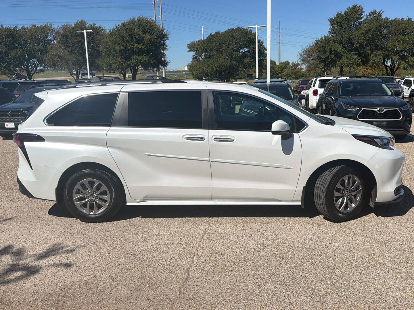 Certified 2026 Toyota Sienna XLE FWD image 2