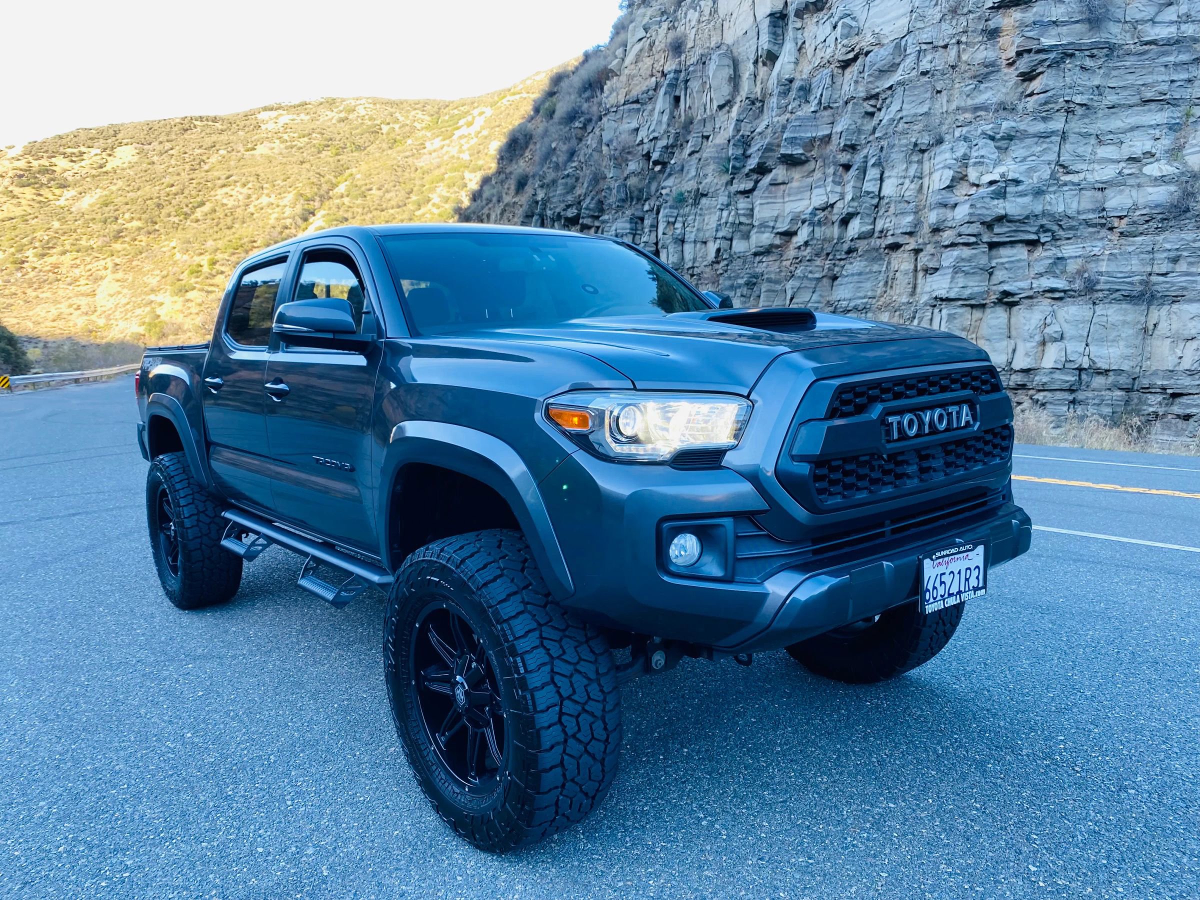 Used 2017 Toyota Tacoma TRD Sport w/ Premium & Technology Package image 23