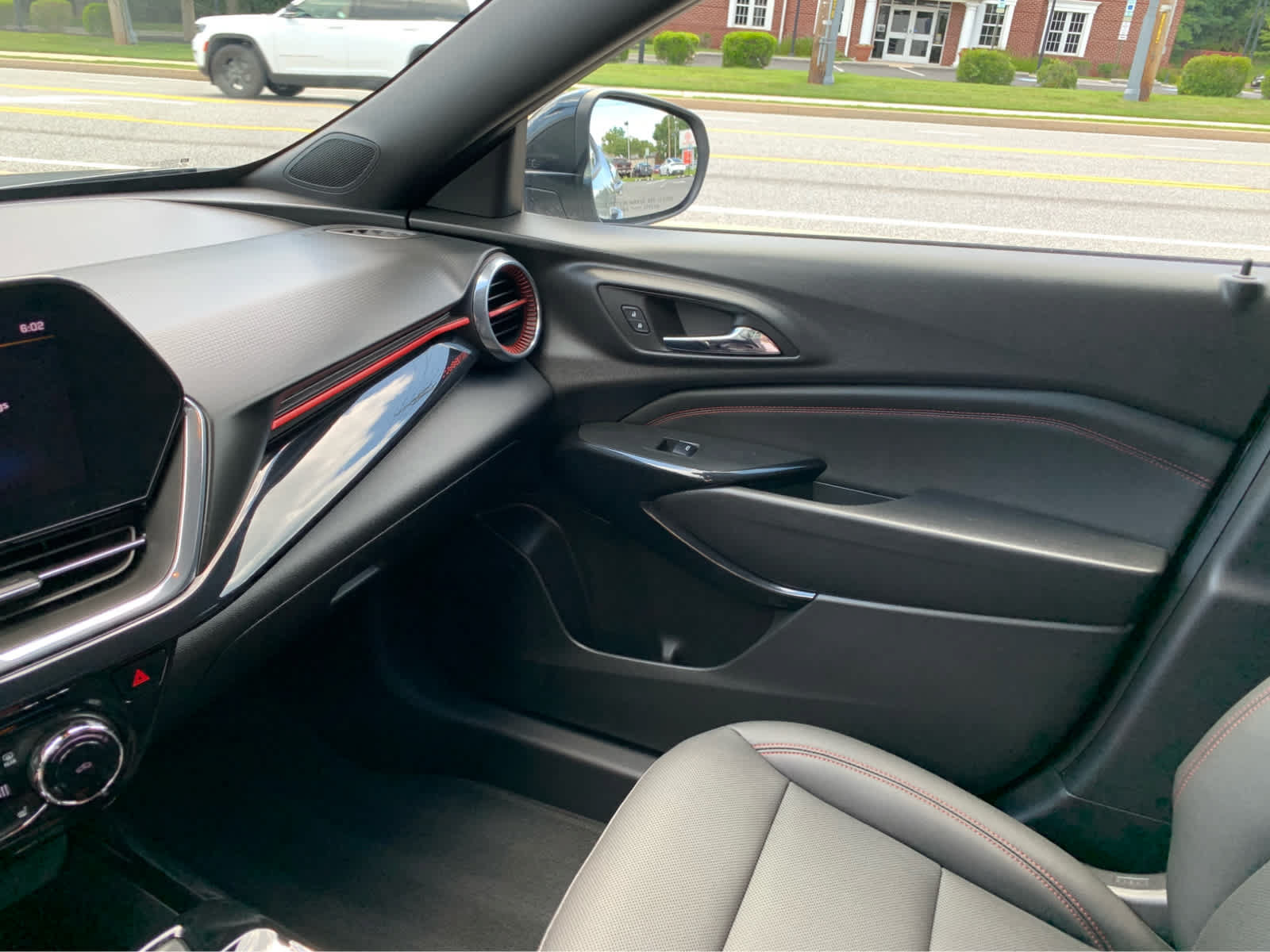 Used 2025 Chevrolet Trax RS w/ Driver Confidence Package FWD image 21