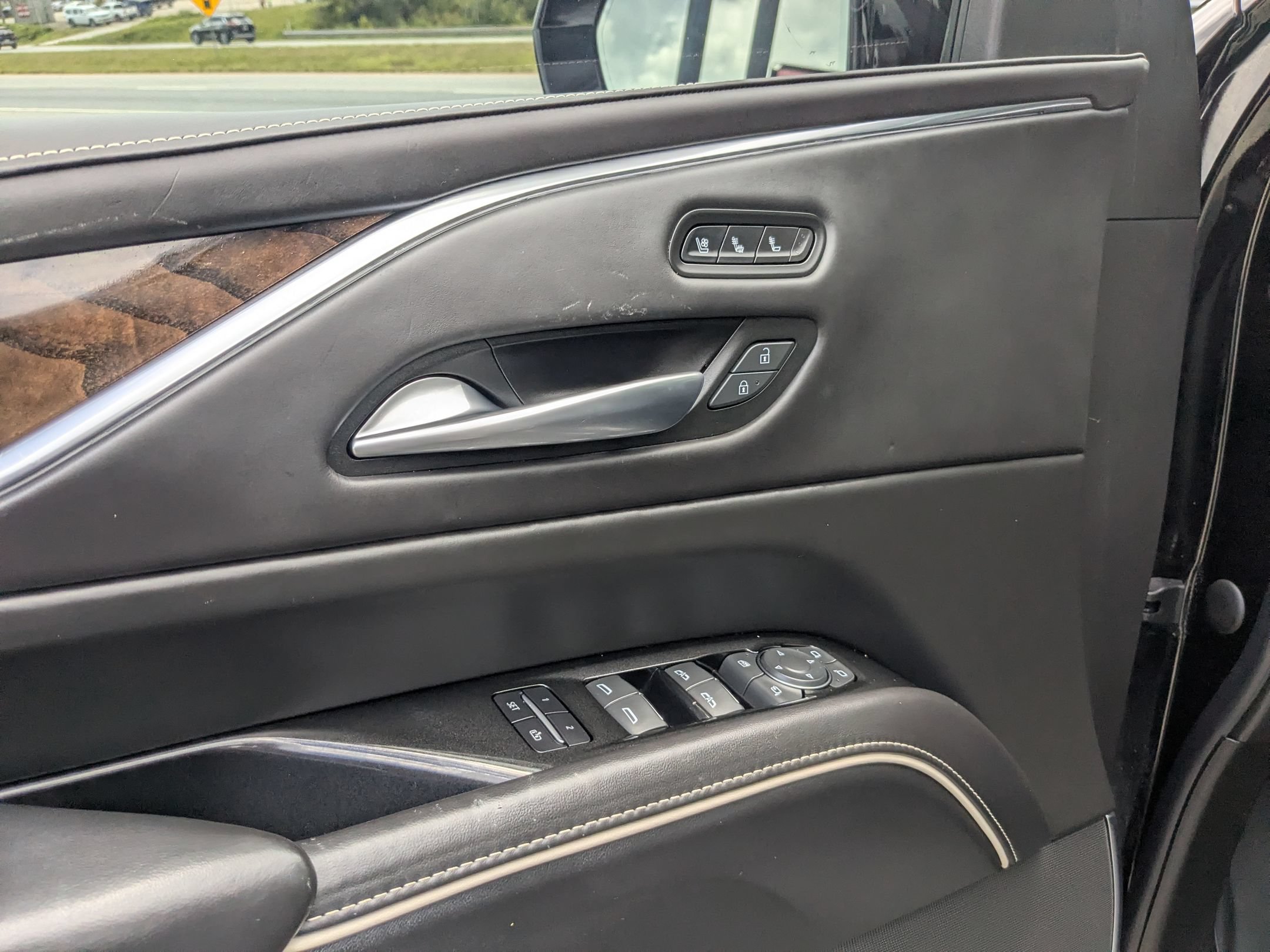 Used 2022 Cadillac Escalade Premium Luxury Platinum w/ Heavy-Duty Trailer Package AWD/4WD image 12