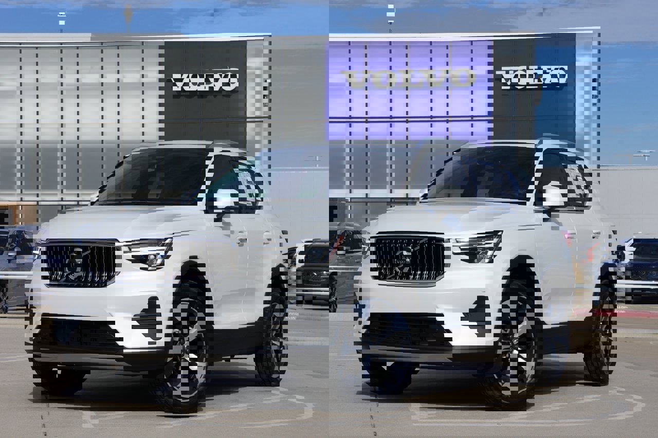 New 2025 Volvo XC40 B5 Core w/ Protection Package Premier