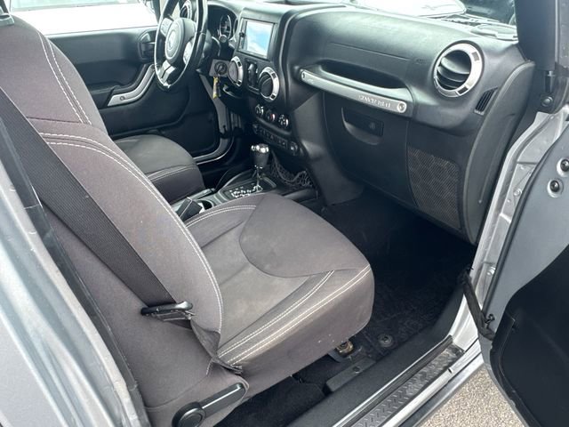 Used 2015 Jeep Wrangler Unlimited Rubicon w/ Max Tow Package image 14