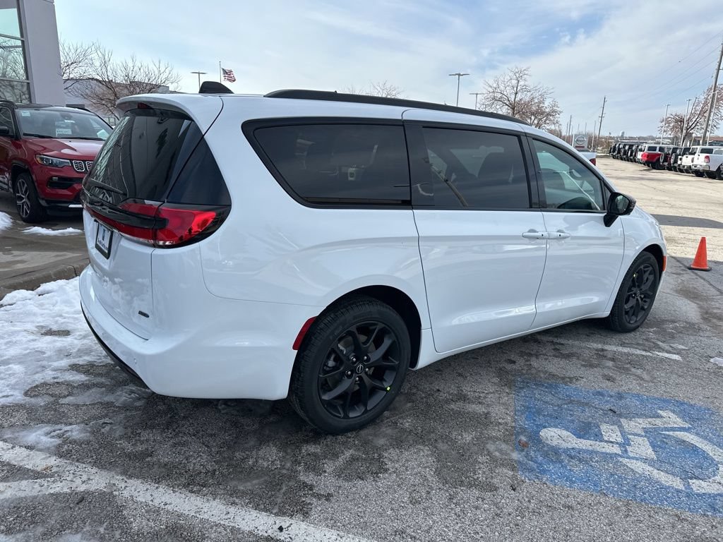 New 2026 Chrysler Pacifica Select AWD/4WD image 34
