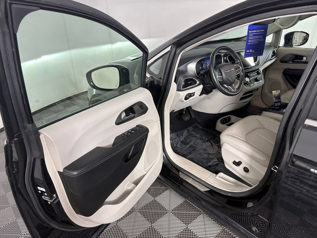 Used 2021 Chrysler Pacifica Touring-L AWD/4WD image 11