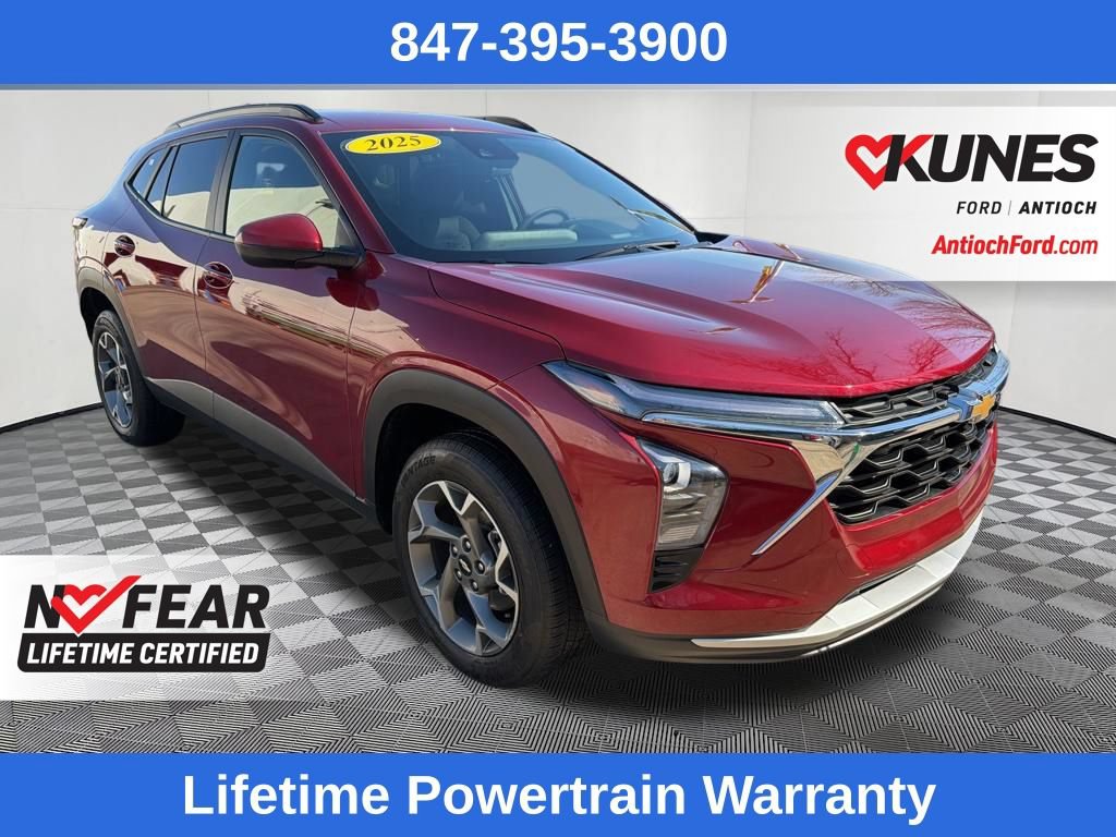 Used 2025 Chevrolet Trax LT FWD image 1