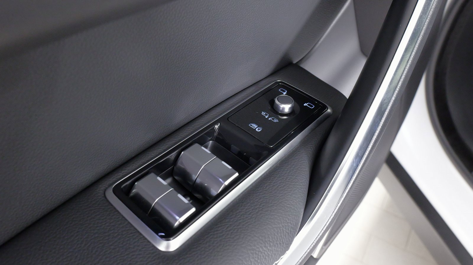 Used 2025 Jaguar F-PACE R-Dynamic S image 33