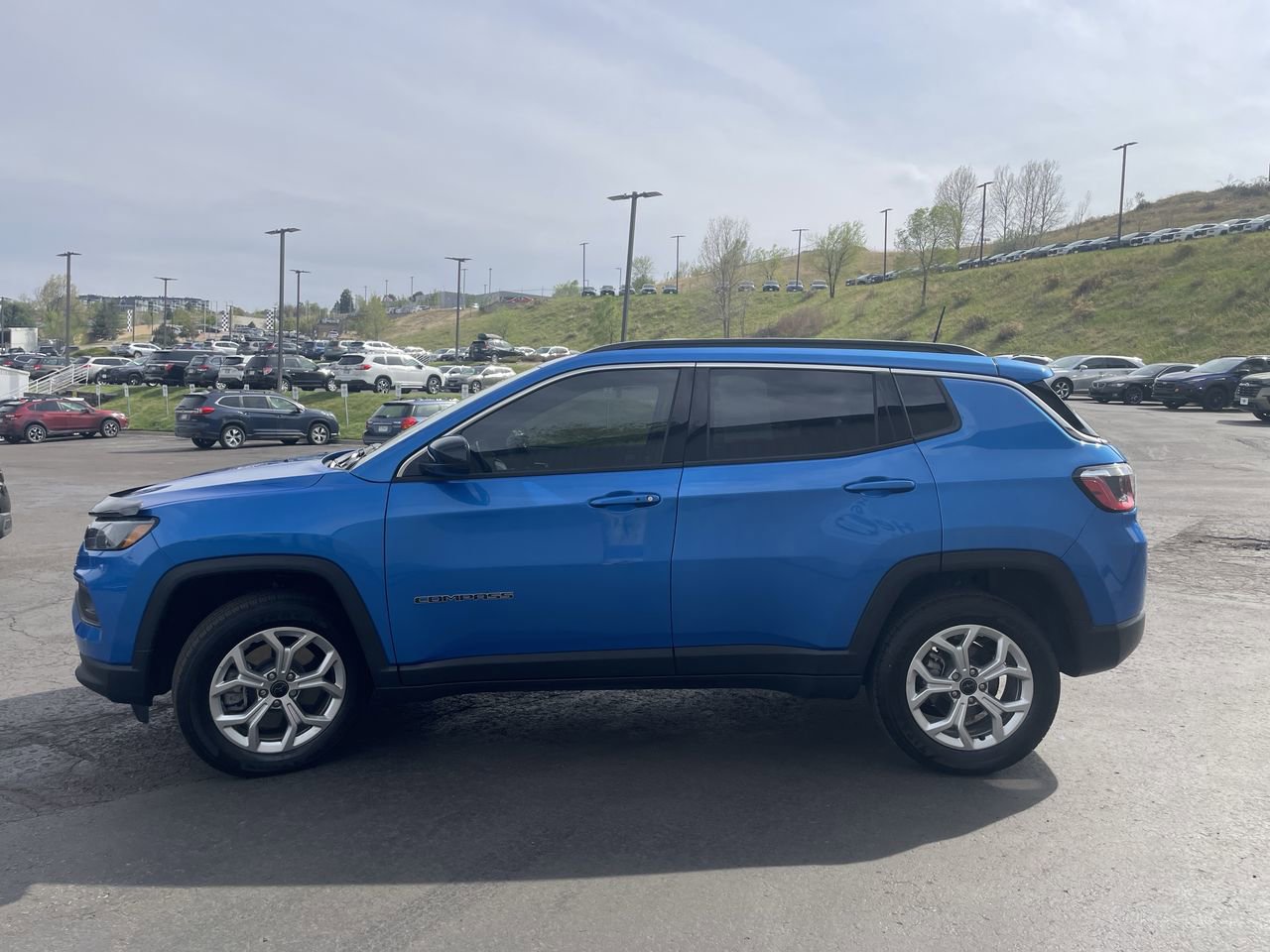 Used 2025 Jeep Compass Latitude AWD/4WD image 4