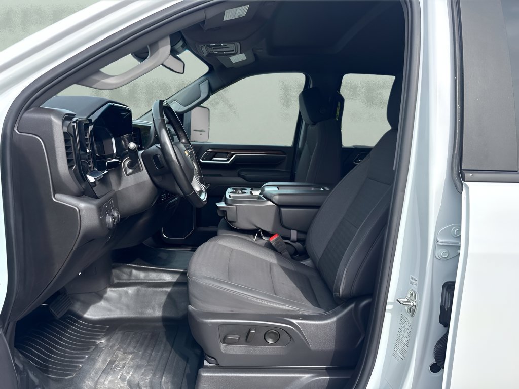 Used 2025 Chevrolet Silverado 2500 LT w/ Convenience Package AWD/4WD image 9
